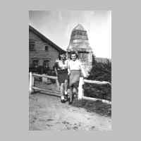 022-0060 Mit dem Denkmal im Hintergrund wurde gern ein Erinnerungsfoto gemacht. Im Bild von links Gertrud Kuhr und Renate Heymuth im August 1943..jpg